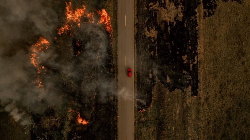 Imagem aérea da BR-364, que liga Rio Branco a Sena Madureira (AC), pegando fogo nas margens