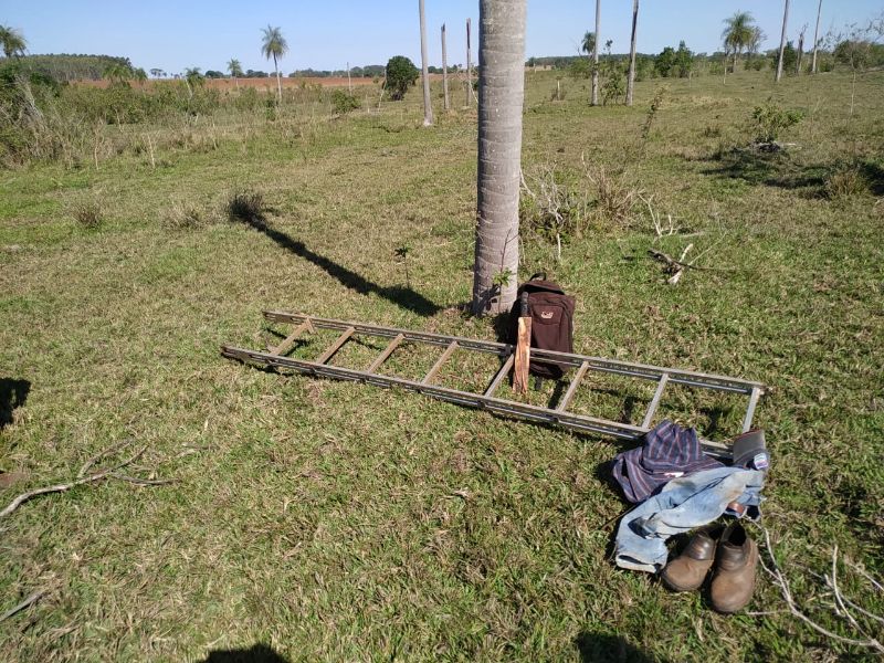 Escada e objetos abandonados pelos traficantes