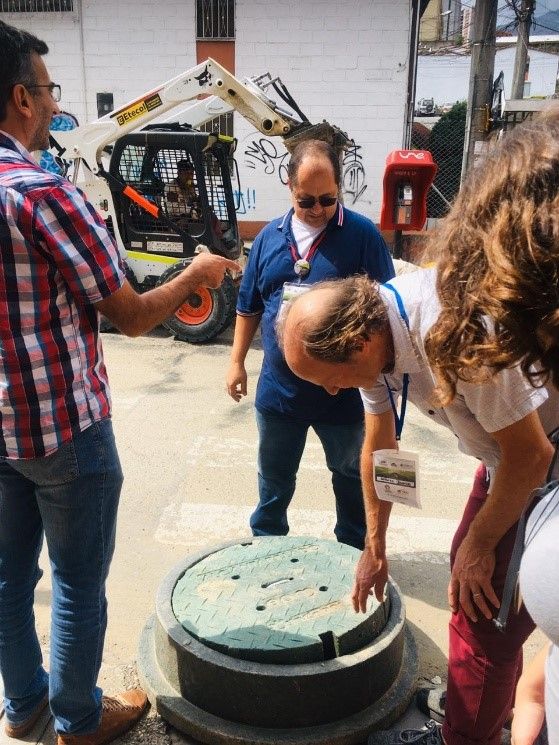 Exemplo de material feito com material vegetal e plástico reciclado sendo usado em uma obra nas ruas de Medellín