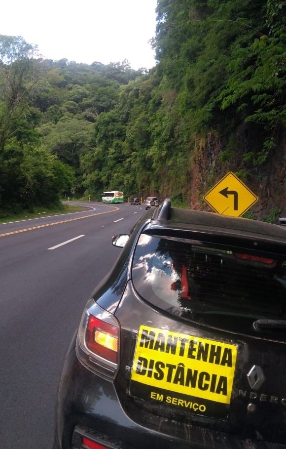 Carro utilizado no monitoramento com uma das sinalizações fixas