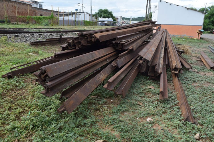 Trilhos antigos são trocados e frequentemente amontoados ao lado da ferrovia. O empreendedor paga para descartar esse material, que poderia ser reutilizado