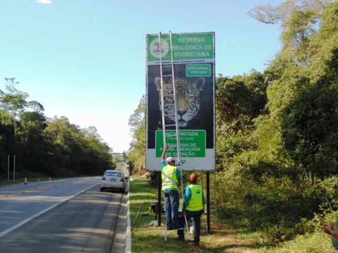 Uma das 10 placas sendo instaladas na BR-101