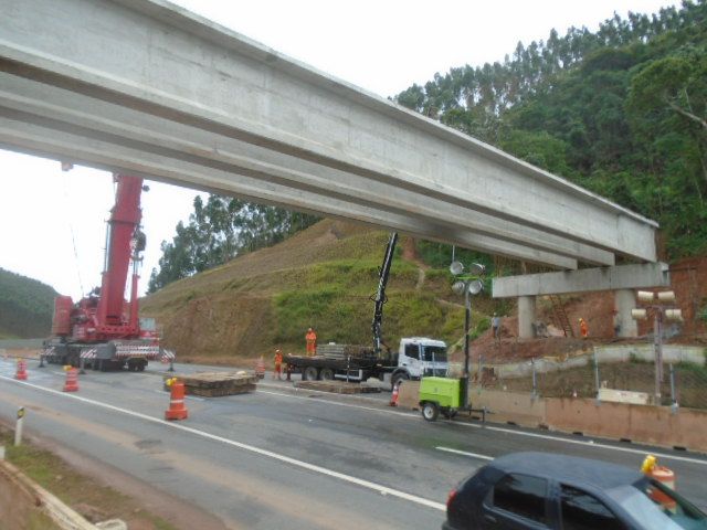Vigas de concreto que sustentarão a passagem de fauna