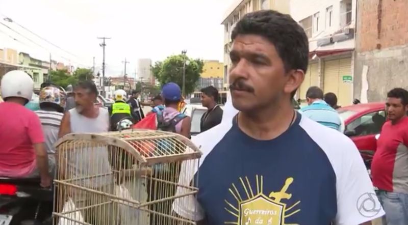 Alexsandro Pereira acabara de comprar um pássaro e ajudar a manter o tráfico de fauna