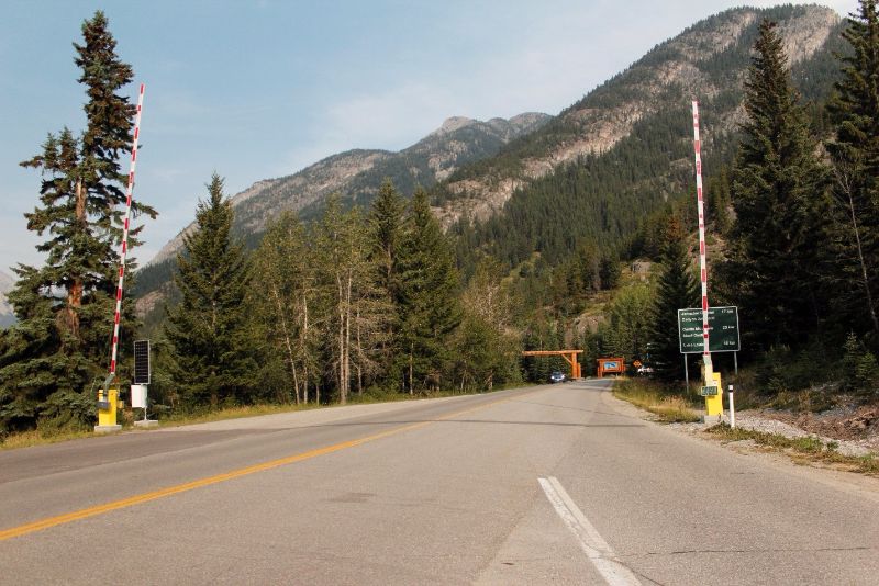 Cancelas para o fechamento noturno da estrada no vale Bow, no Parque Nacional de Banff, no Canadá, para proteger os animais silvestres