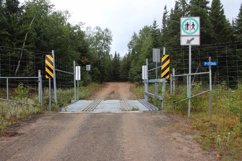 Mata-burro instalado em interrupção de cercas na rodovia QB-175, em Quebéc, Canadá