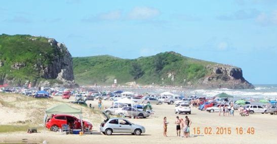 Fotografia de 2015 ilustrando a ocupação da praia de Fora por carros de veranistas, nos limites do Parque Estadual de Itapeva (RS) 