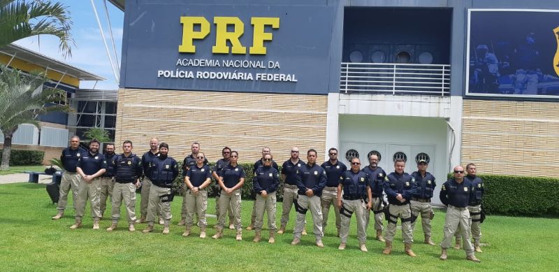 Policiais na sede da Academia Nacional da PRF