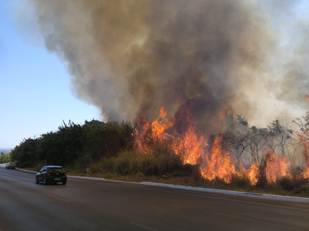 Neste período do ano, por causa do tempo seco no Sul, Sudeste e Centro-Oeste, é comum ocorrerem incêndios nas margens das rodovias