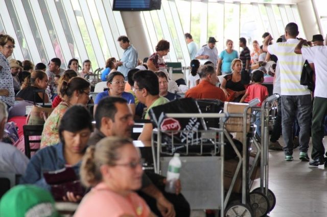 Na rodoviária de Campo Grande, um homem tentaou embarcar com uma jiboia